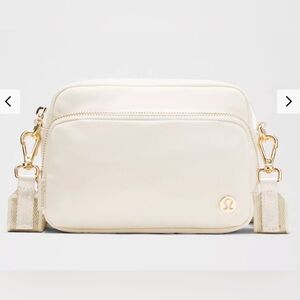 Lululemon Everywhere Crossbody Bag 2L Metallic light ivory/gold
